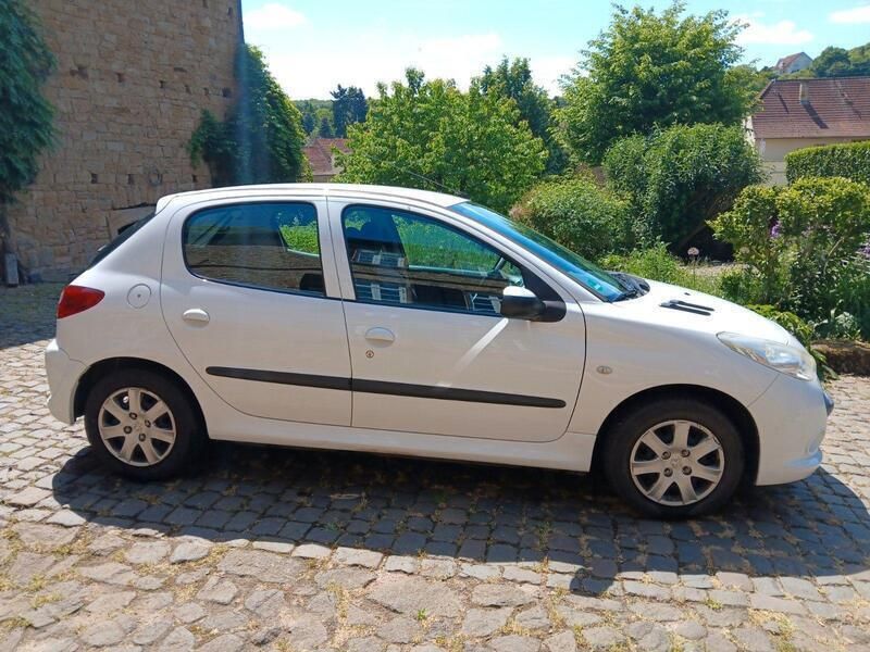 Weiß Gebraucht 2009 Peugeot 206+ Kleinwagen | 1.750 € (Fairer Preis) - Bild 1/4