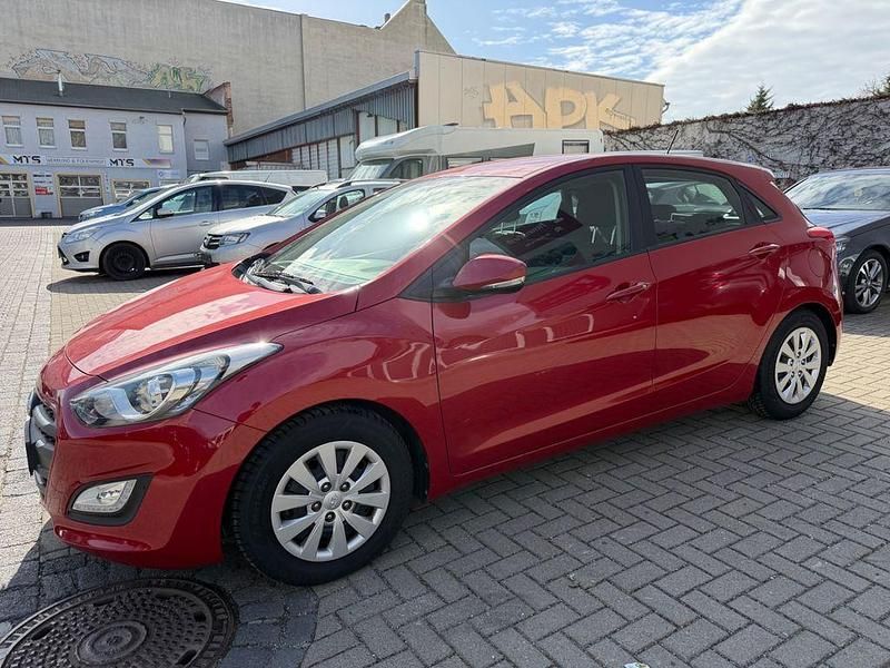 Gebraucht Hyundai i30 101 PS (74 kW) 2017 Rot Limousine