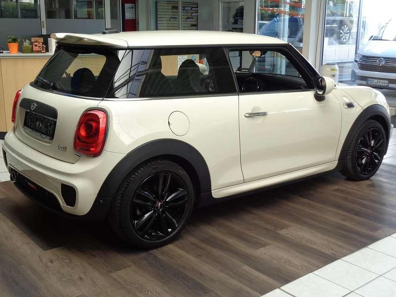 Gebraucht Mini John Cooper Works 102 PS (75 kW) 2020 Pepper white Kleinwagen