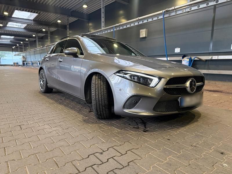 Grau Gebraucht 2019 Mercedes A180 Kleinwagen | 23.700 € (Etwas zu teuer) - Bild 1/4