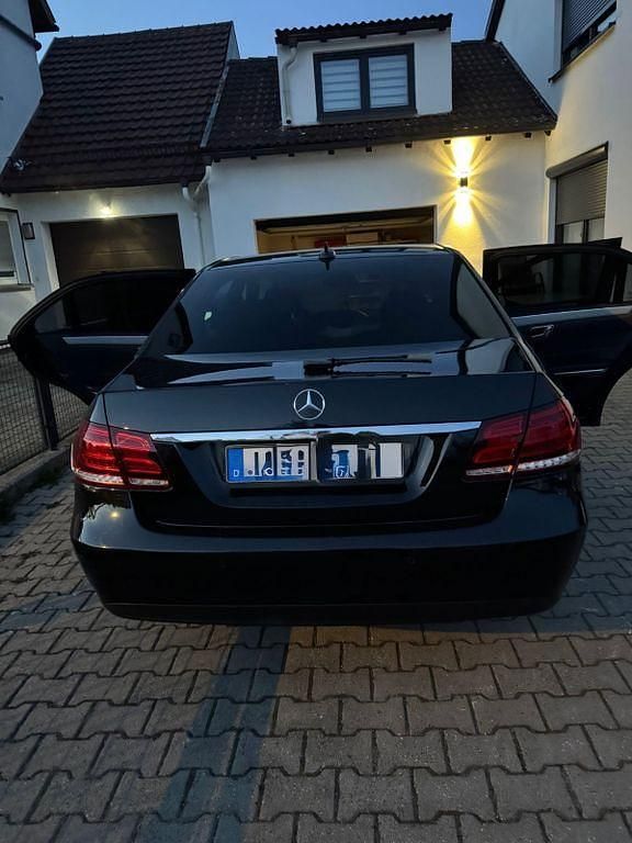 Gebraucht Mercedes E220 Elegance 170 PS (125 kW) 2015 Schwarz Limousine