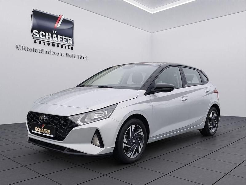 Silber Gebraucht 2020 Hyundai i20 Trend Limousine | 16.290 € (Etwas zu teuer) - Bild 1/4