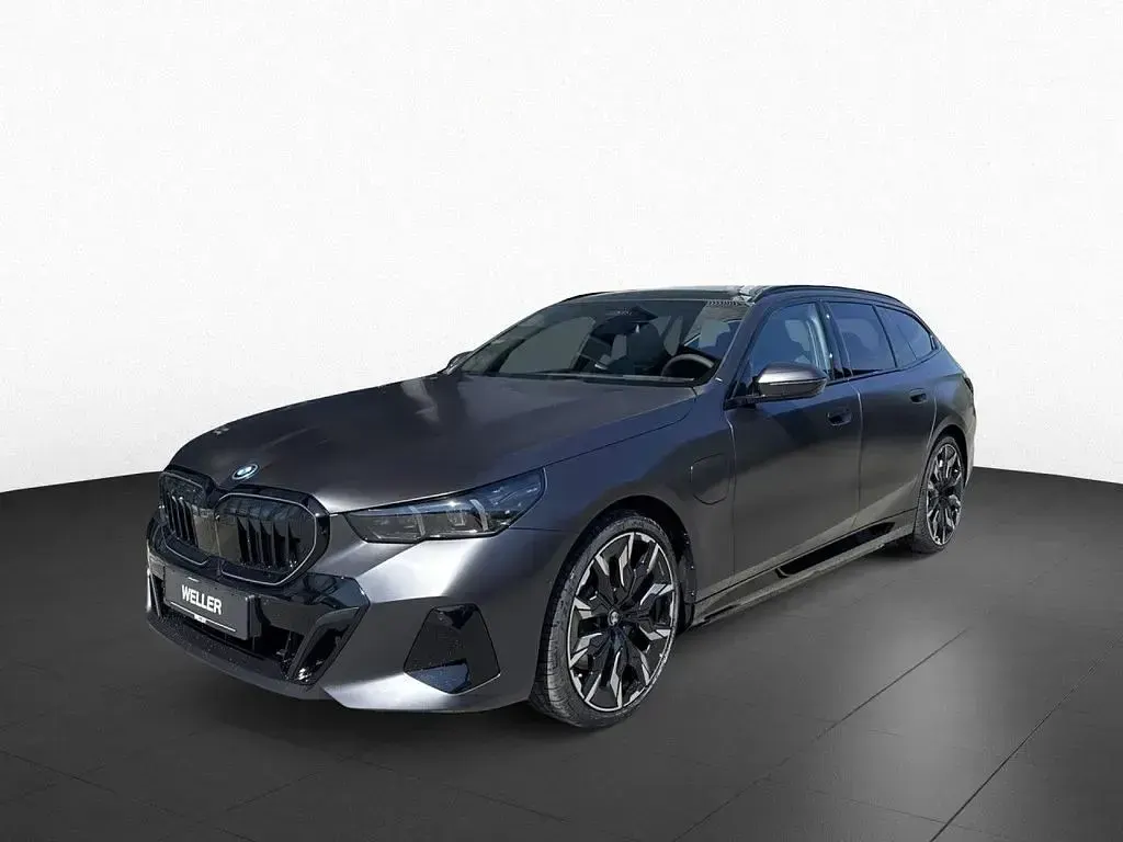 Neu BMW 550e Performance 313 PS (230 kW) 2026 Grau Kombi