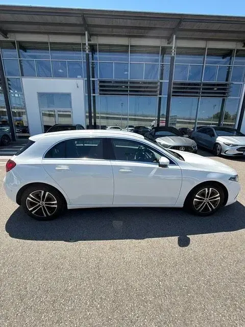 Gebraucht Mercedes A180 136 PS (100 kW) 2023 Weiß Limousine