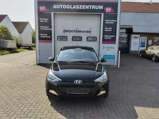Gebraucht Hyundai i20 Pure 84 PS (61 kW) 2017 Schwarz Kleinwagen