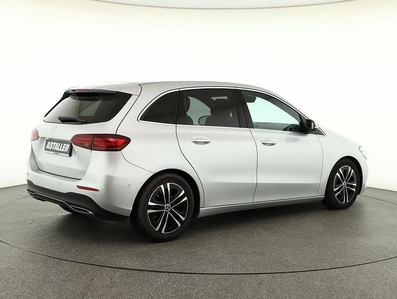 Gebraucht Mercedes B200 Progressive 150 PS (110 kW) 2023 Iridiumsilber metallic Van / Kleinbus