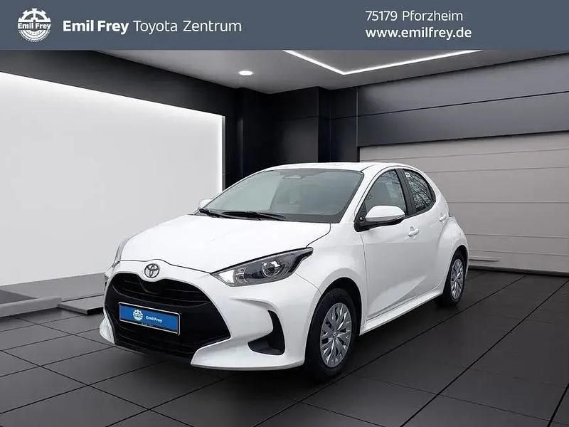 Schneeweiß Neu 2025 Toyota Yaris Hybrid Comfort Limousine | 21.650 € (Superpreis) - Bild 1/4