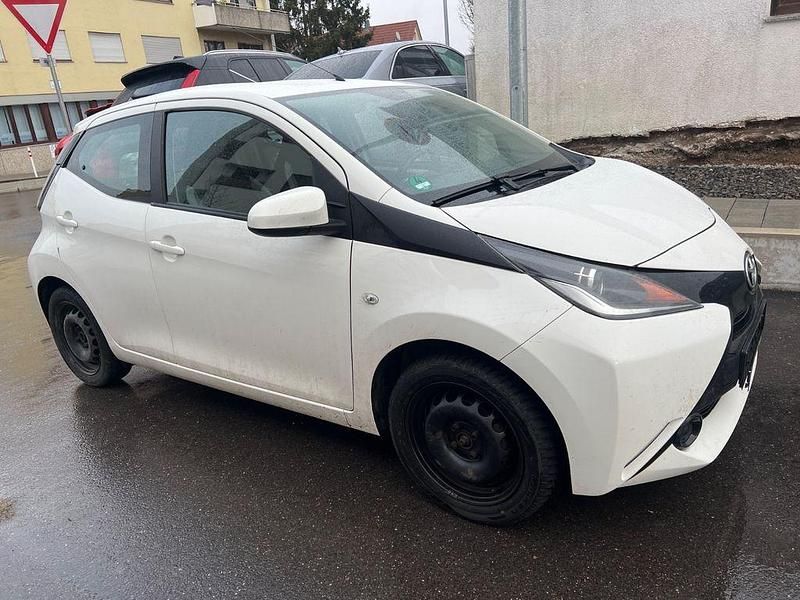 Weiß Gebraucht 2015 Toyota Aygo X-play Kleinwagen | 5.550 € (Fairer Preis) - Bild 1/4