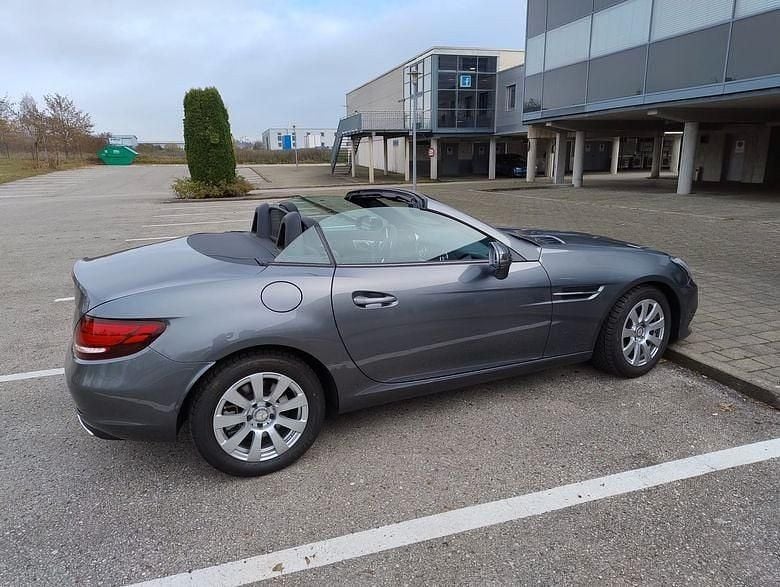 Grau Gebraucht 2016 Mercedes SLC200 AMG line Cabrio | 22.990 € (Superpreis) - Bild 1/4