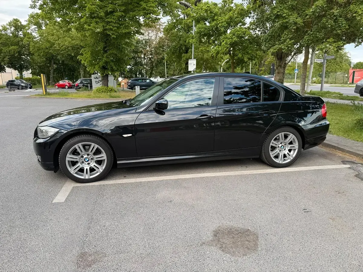 Gebraucht BMW 320 177 PS (130 kW) 2010 Schwarz Limousine