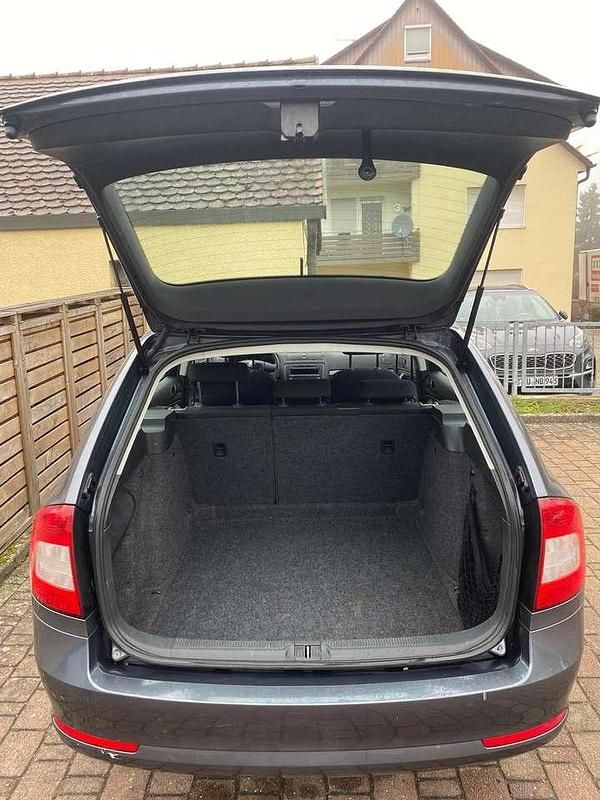 Gebraucht Skoda Octavia Classic 102 PS (75 kW) 2011 Grau Kombi