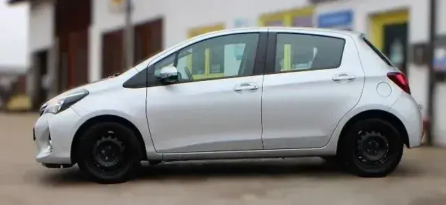 Gebraucht Toyota Yaris Comfort 99 PS (72 kW) 2015 Silber Kleinwagen