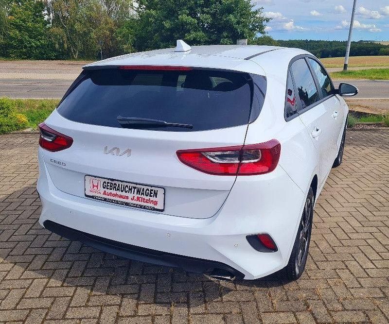 Neu Kia Ceed Silver 140 PS (102 kW) 2025 Weiß Kleinwagen