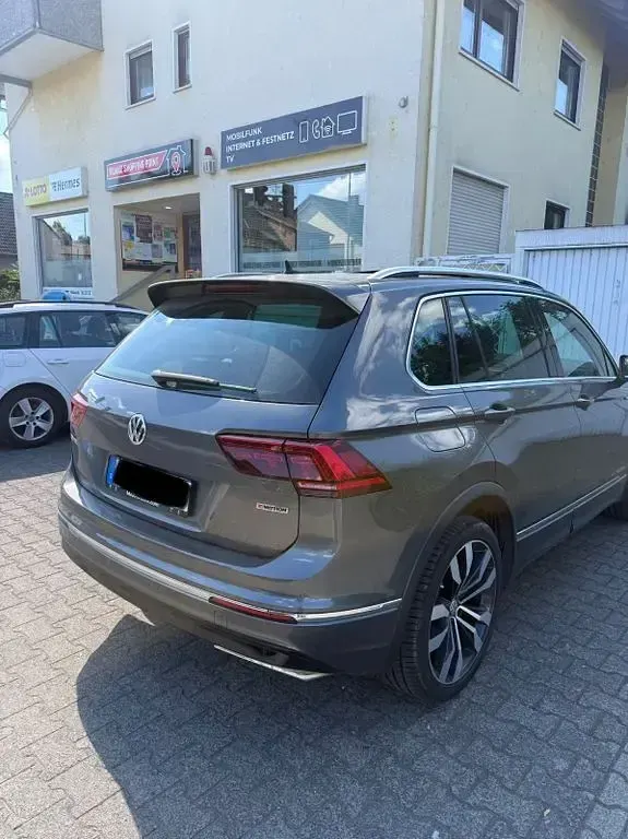 Second-hand VW Tiguan Highline 240 CP (176 kW) 2017 Gri SUV