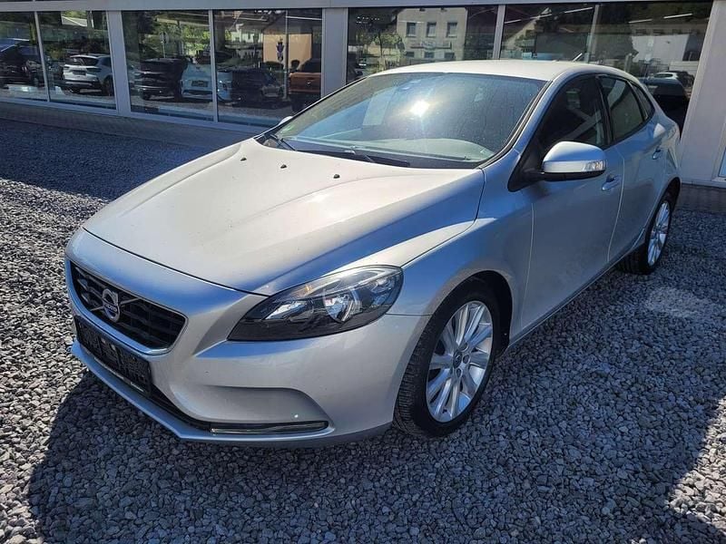 Bright silver metallic / metal Gebraucht 2015 Volvo V40 You! Kombi | 7.790 € (Fairer Preis) - Bild 1/4