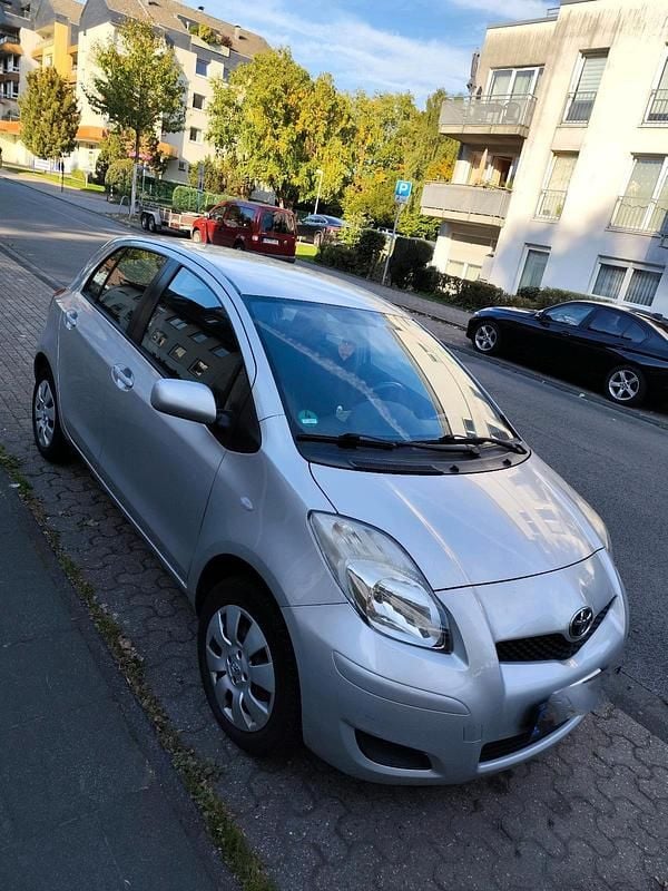 Silber Gebraucht 2009 Toyota Yaris Team Limousine | 3.000 € (Fairer Preis) - Bild 1/4