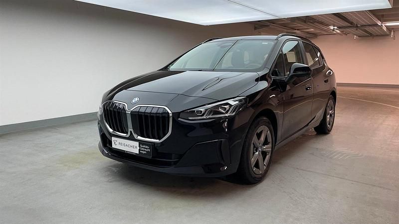 Schwarz uni Gebraucht 2024 BMW 230e Active Tourer Efficient Dynamics Van / Kleinbus | 42.349 € (Fairer Preis) - Bild 1/3