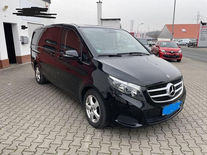 Schwarz Gebraucht 2019 Mercedes V220 Edition Van / Kleinbus | 38.900 € (Guter Preis) - Bild 1/4