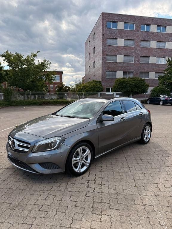 Grau Gebraucht 2014 Mercedes A200 Urban Limousine | 15.299 € (Fairer Preis) - Bild 1/4