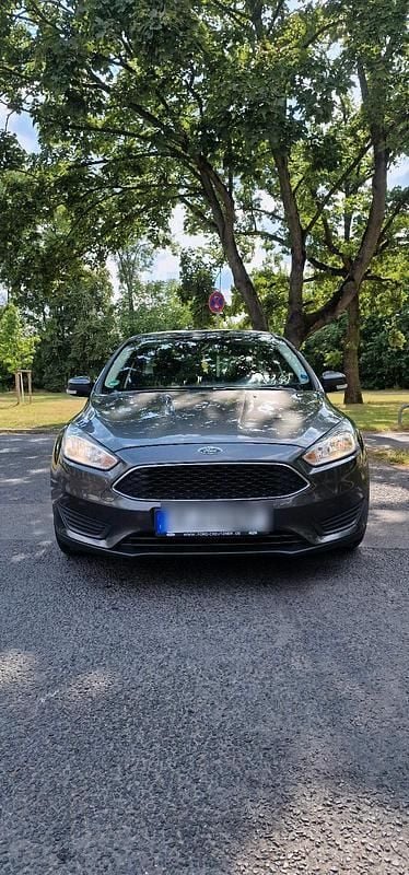 Grau Gebraucht 2015 Ford Focus Kombi | 6.199 € (Superpreis) - Bild 1/4