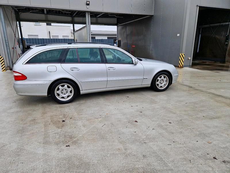 Gebraucht Mercedes E220 150 PS (110 kW) 2005 Silber Kombi