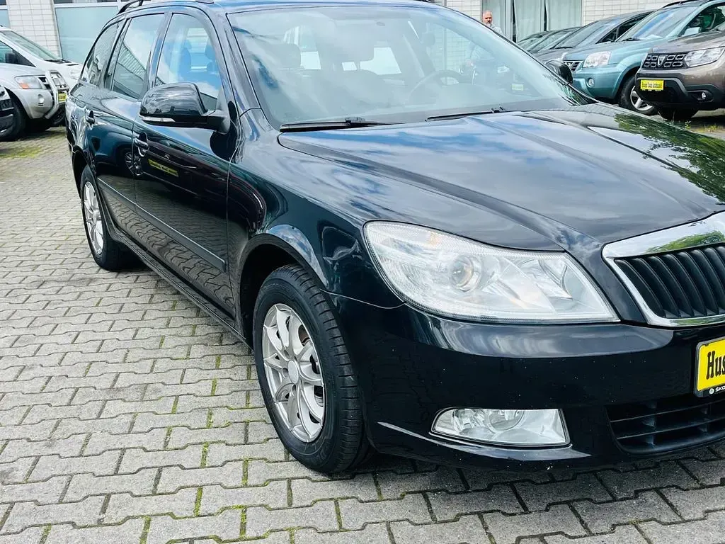 Gebraucht Skoda Octavia Ambition 105 PS (77 kW) 2012 Schwarz Kombi