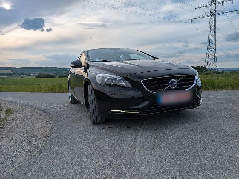 Schwarz Gebraucht 2015 Volvo V40 Linje You! Kombi | 9.490 € (Fairer Preis) - Bild 1/4