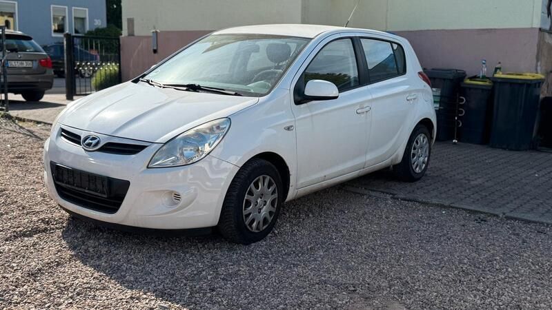 Weiß Gebraucht 2012 Hyundai i20 Kleinwagen | 3.199 € - Bild 1/4
