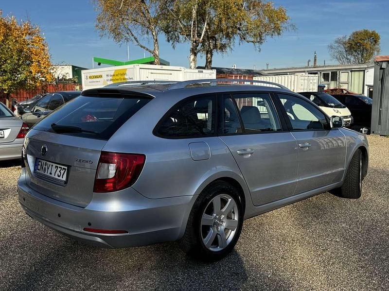Gebraucht Skoda Superb Elegance 160 PS (117 kW) 2012 Grau Kombi