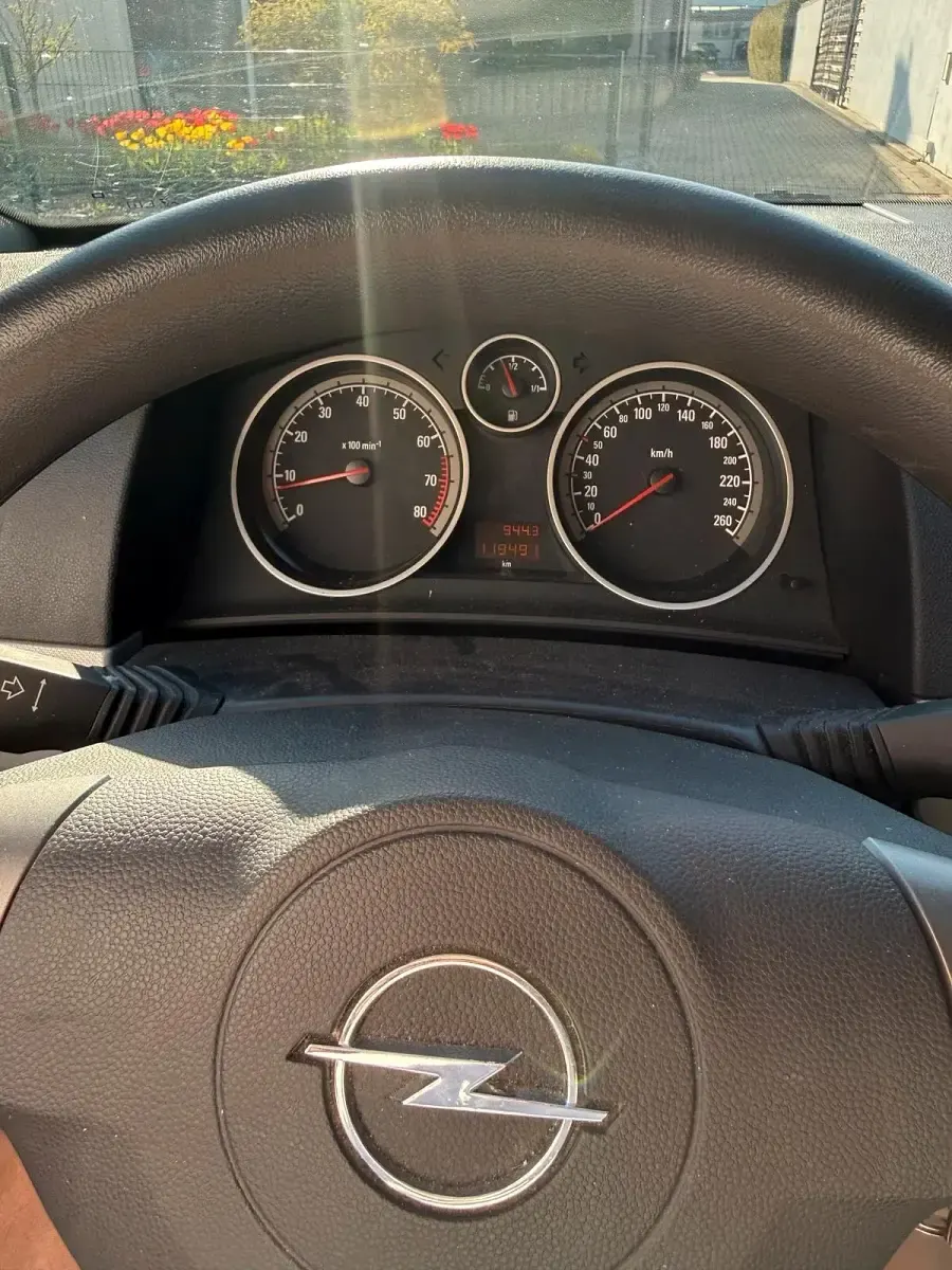 Second-hand Opel Astra 100 CP (73 kW) 2005 Argintiu Hatchback