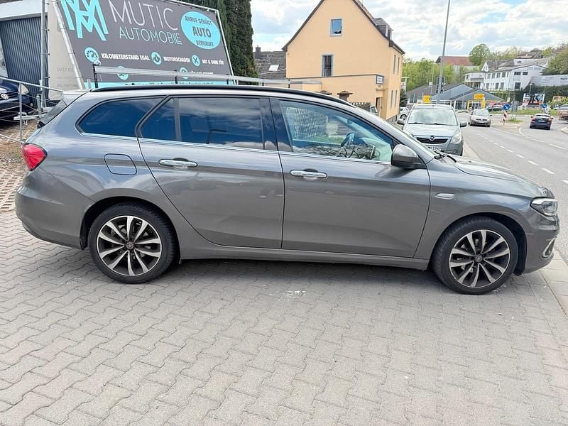 Usado Fiat Tipo 120 CV (88 kW) 2017 Gris Familiar