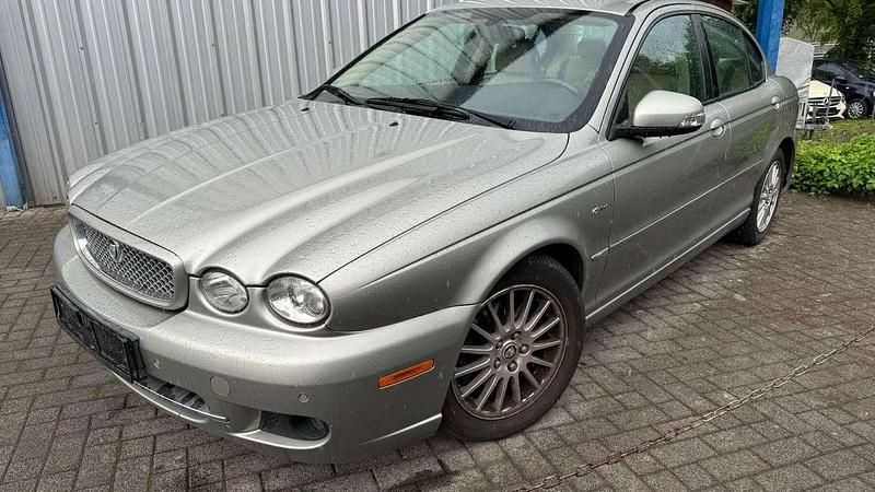 Gold Gebraucht 2010 Jaguar X-type Limousine | 1.234 € - Bild 1/4