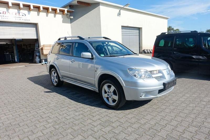 Grau Gebraucht 2006 Mitsubishi Outlander Intense SUV | 5.900 € (Teuer) - Bild 1/4