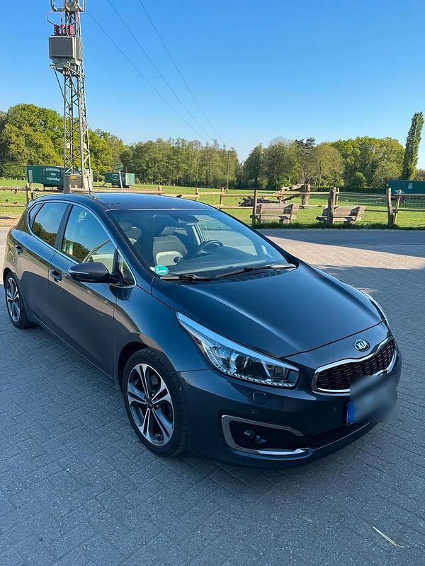 Grau Gebraucht 2016 Kia Ceed GT GT-Line Kleinwagen | 8.999 € (Teuer) - Bild 1/4
