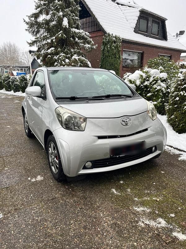 Silber Gebraucht 2009 Toyota iQ Kleinwagen | 5.600 € (Guter Preis) - Bild 1/4