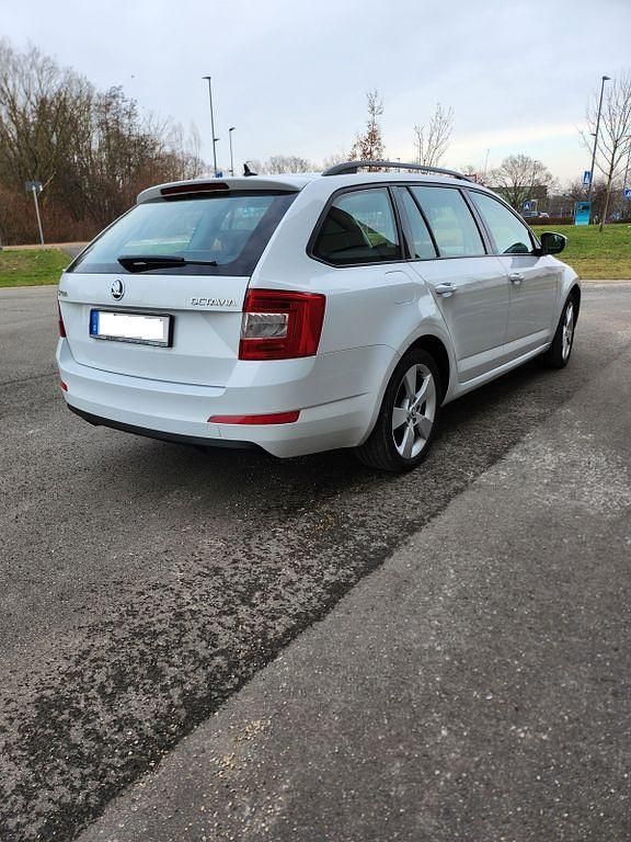 Gebraucht Skoda Octavia Elegance 105 PS (77 kW) 2015 Weiß Kleinwagen