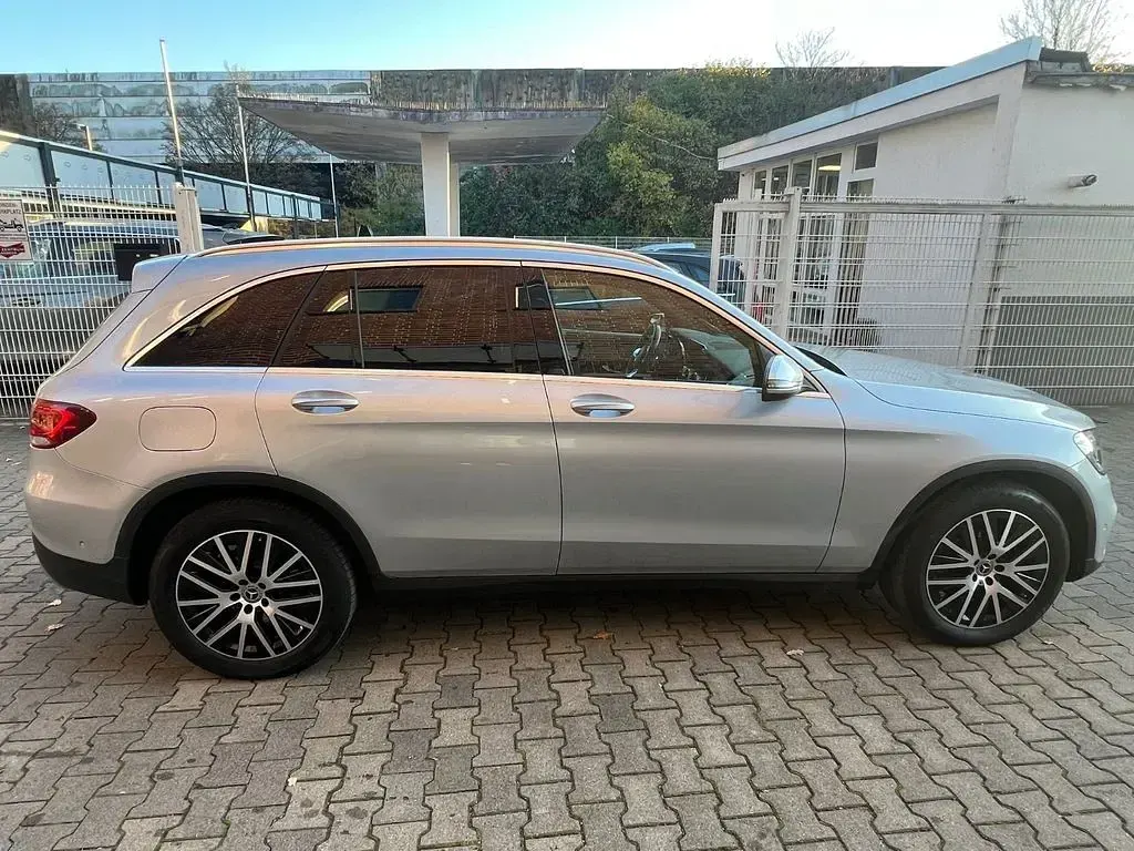 Gebraucht Mercedes GLC200 AMG line 211 PS (155 kW) 2022 Silber SUV
