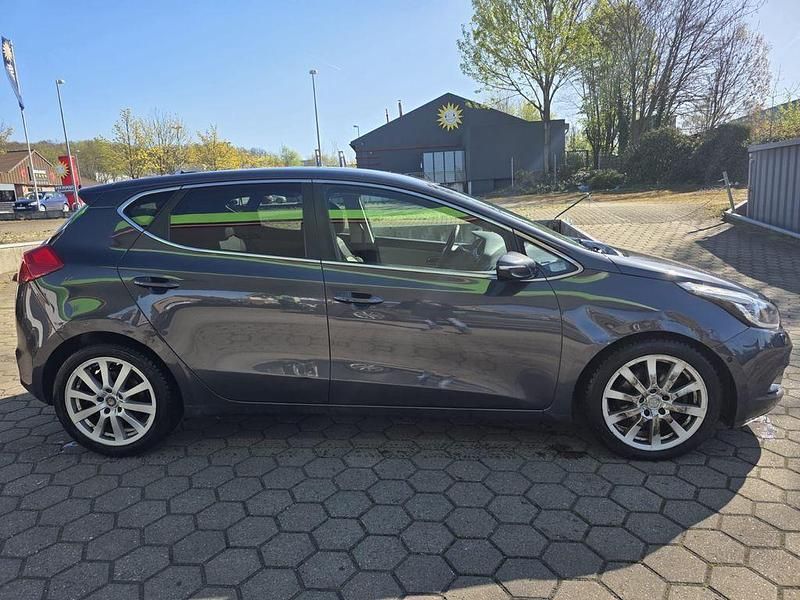 Gebraucht Kia Ceed Spirit 128 PS (94 kW) 2014 Grau Kleinwagen
