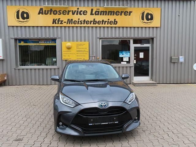Grey metallic Gebraucht 2022 Toyota Yaris Hybrid Team Kleinwagen | 18.900 € (Fairer Preis) - Bild 1/4