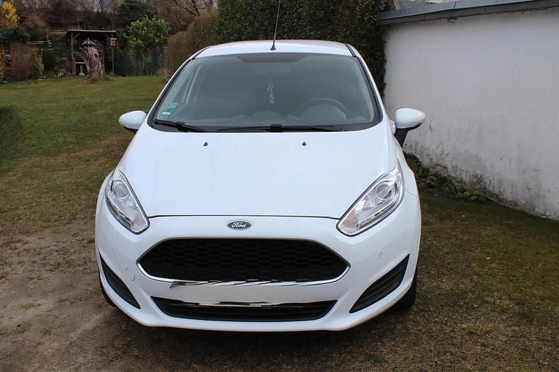 Gebraucht Ford Fiesta 74 PS (54 kW) 2017 Weiß Kleinwagen