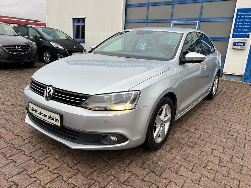 Silber Gebraucht 2011 VW Jetta Comfortline Limousine | 5.999 € (Fairer Preis) - Bild 1/4