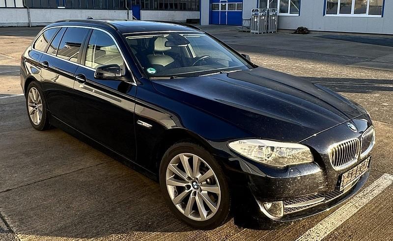 Gebraucht BMW 530 258 PS (189 kW) 2011 Blau Kombi