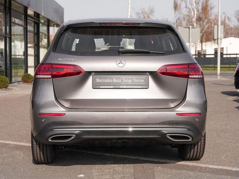 Gebraucht Mercedes E250 Progressive 160 PS (117 kW) 2022 Mountaingrau metallic Limousine