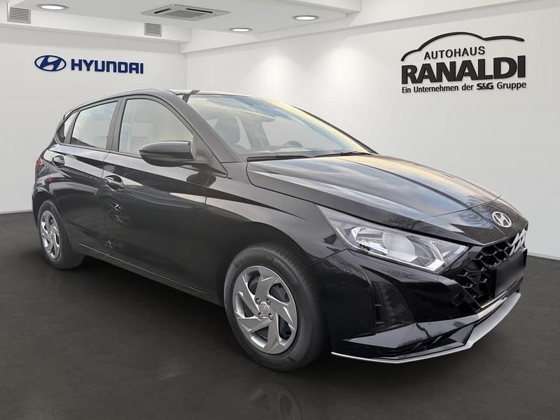 Neu Hyundai i20 Select 101 PS (74 kW) 2025 Schwarz Limousine