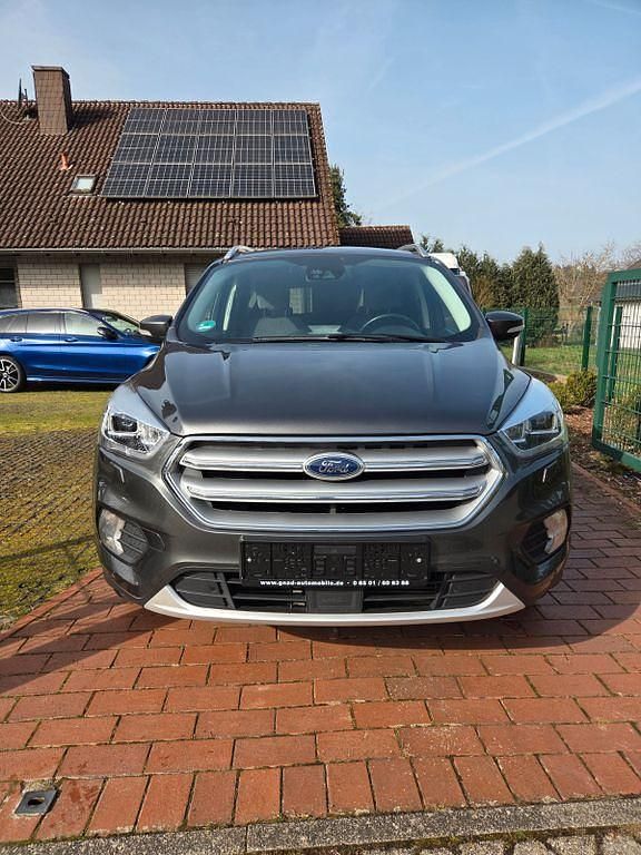 Gebraucht Ford Kuga Titanium 150 PS (110 kW) 2019 Grau SUV