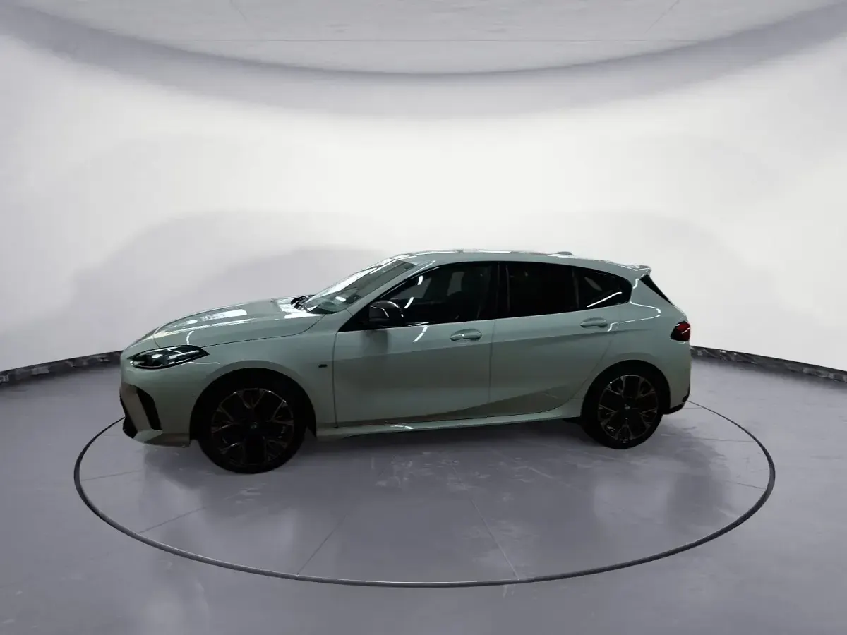 Używany BMW M135 Performance 300 KM (220 kW) 2025 Biały Hatchback