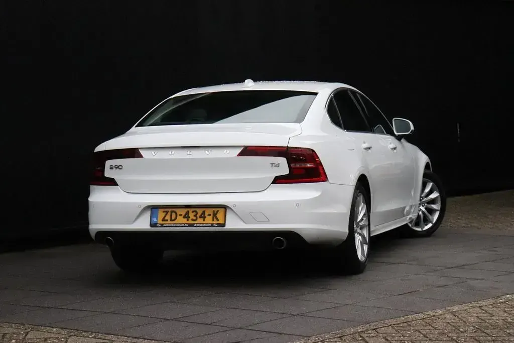 Gebraucht Volvo S90 Momentum 190 PS (139 kW) 2019 Weiß Limousine