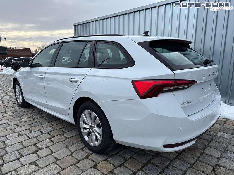 Neu Skoda Octavia Lodge 150 PS (110 kW) 2026 Moon weiß perleffekt Kombi