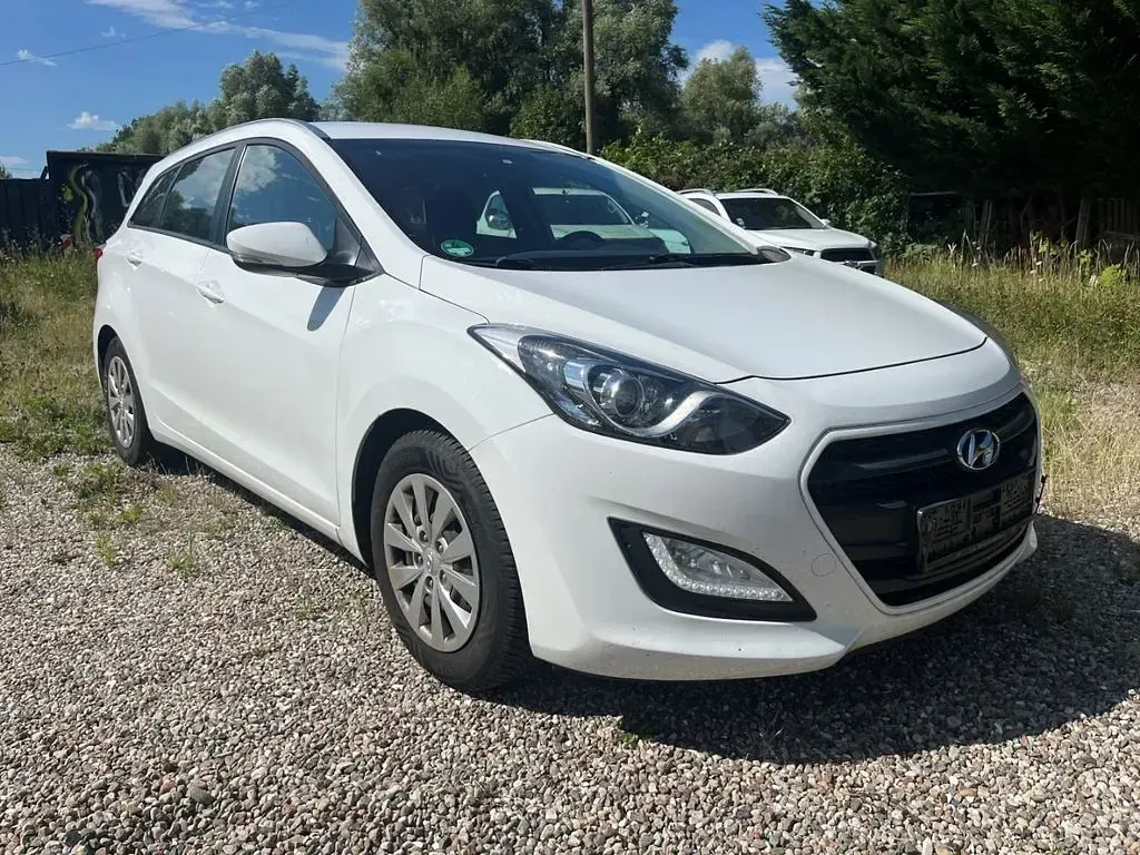Gebraucht Hyundai i30 Trend 110 PS (80 kW) 2015 Weiß Limousine