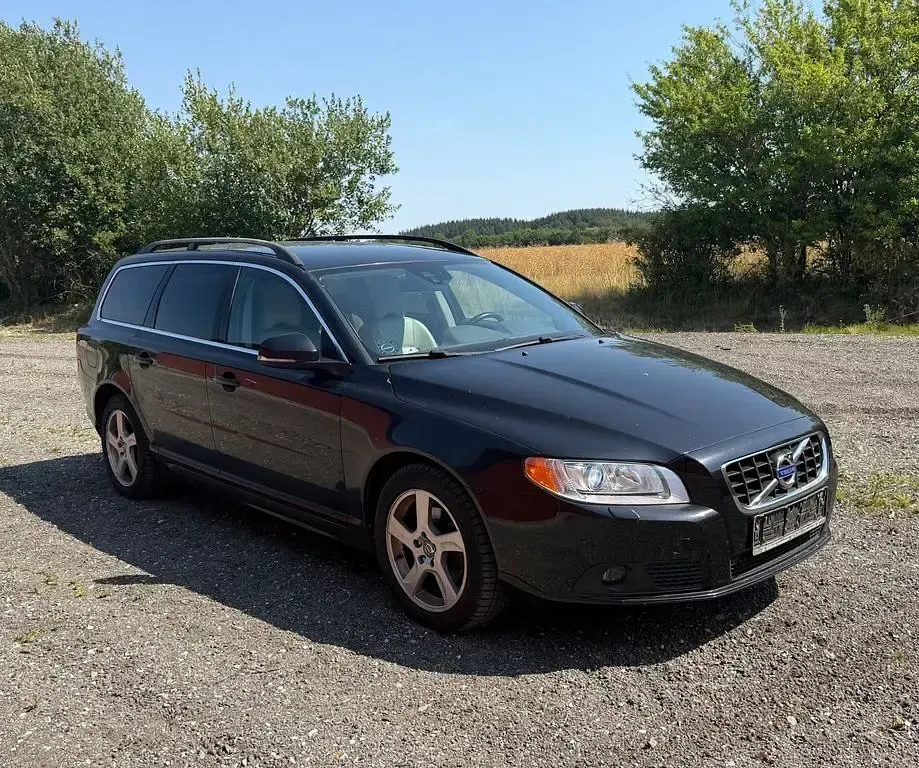 Gebraucht Volvo V70 Momentum 163 PS (119 kW) 2012 Schwarz Kombi